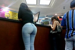 Espiando – Morena culona de jeans en el orinokia mall