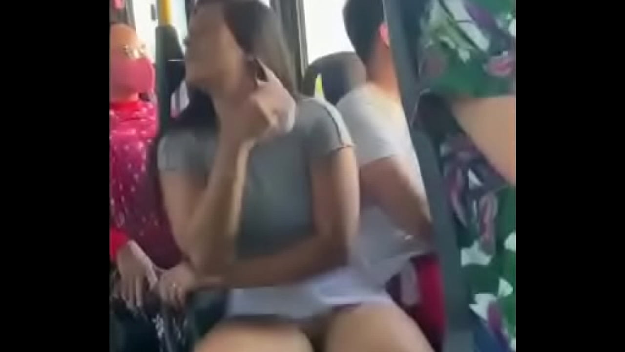 Nena caliente sin bragas en el autobús