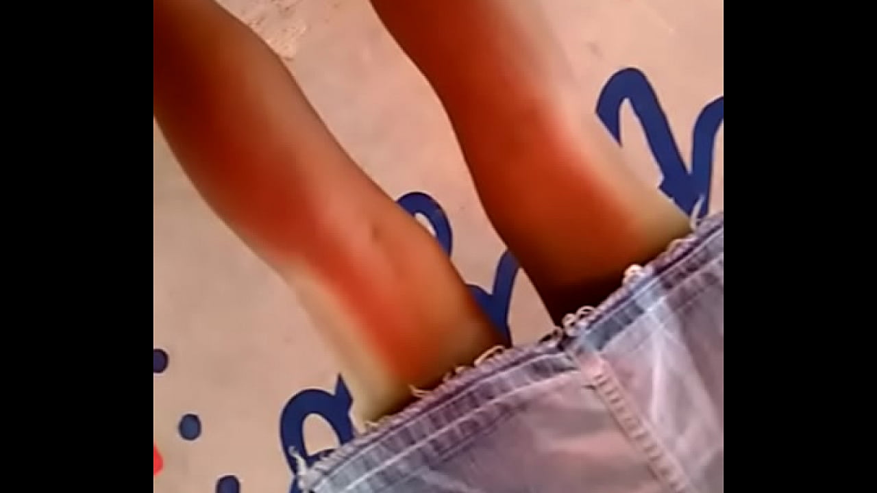 Upskirt en el mercadito a una vecina en minifalda
